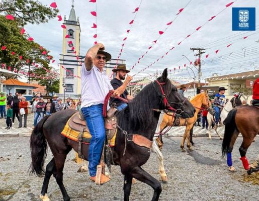 Foto - Chegada da Paçoca emociona Nazaré Paulista com fé, tradição e música no início da Festa do Divino 2025