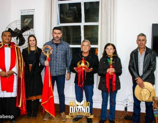 Foto - Prefeito e vice recebem a Benção no Paço Municipal - Festa do Divino 2023