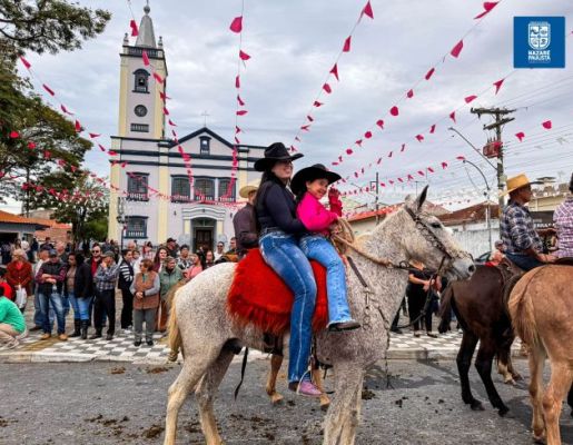 Foto - Chegada da Paçoca emociona Nazaré Paulista com fé, tradição e música no início da Festa do Divino 2025
