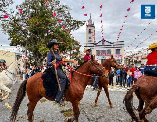 Foto - Chegada da Paçoca emociona Nazaré Paulista com fé, tradição e música no início da Festa do Divino 2025