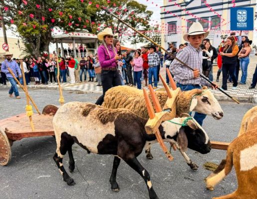 Foto - Chegada da Paçoca emociona Nazaré Paulista com fé, tradição e música no início da Festa do Divino 2025