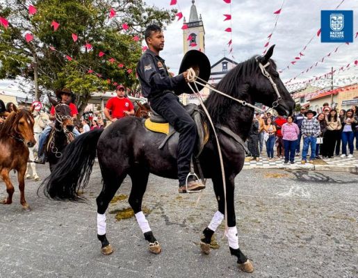 Foto - Chegada da Paçoca emociona Nazaré Paulista com fé, tradição e música no início da Festa do Divino 2025