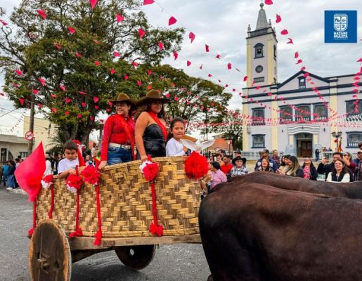 Foto - Chegada da Paçoca emociona Nazaré Paulista com fé, tradição e música no início da Festa do Divino 2025