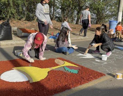 Foto - Paróquia Santa Rita: Nazaré Paulista celebra Corpus Christi com tradicional confecção de tapetes