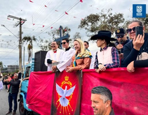 Foto - Chegada da Paçoca emociona Nazaré Paulista com fé, tradição e música no início da Festa do Divino 2025