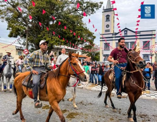 Foto - Chegada da Paçoca emociona Nazaré Paulista com fé, tradição e música no início da Festa do Divino 2025