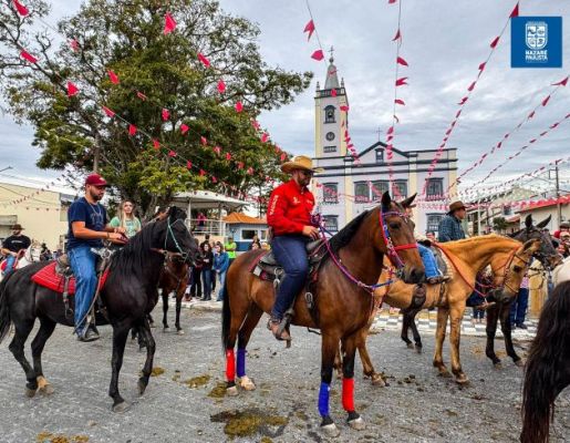 Foto - Chegada da Paçoca emociona Nazaré Paulista com fé, tradição e música no início da Festa do Divino 2025