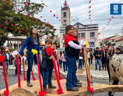 Foto - Chegada da Paçoca emociona Nazaré Paulista com fé, tradição e música no início da Festa do Divino 2025