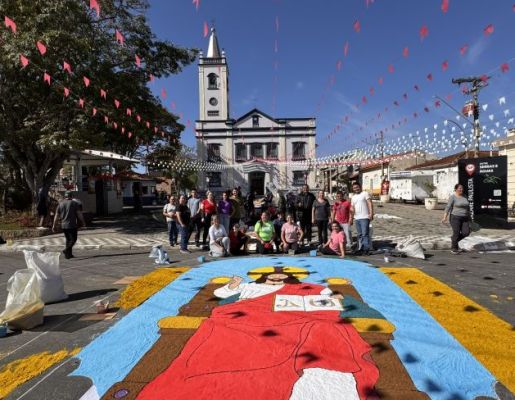 Foto - Nazaré Paulista celebra Corpus Christi com tradicional confecção de tapetes