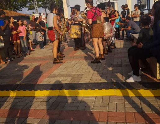 Foto - Nazaré Paulista recebeu programação gratuita do circuito SESC de artes na praça da Igreja Matriz