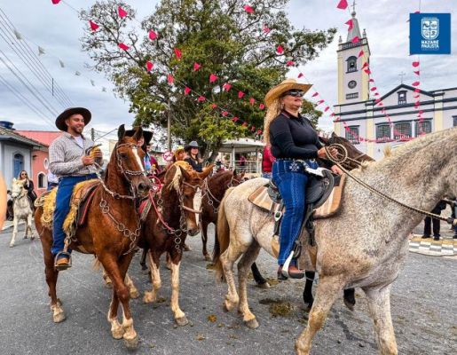 Foto - Chegada da Paçoca emociona Nazaré Paulista com fé, tradição e música no início da Festa do Divino 2025