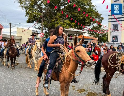 Foto - Chegada da Paçoca emociona Nazaré Paulista com fé, tradição e música no início da Festa do Divino 2025