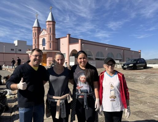 Foto - Paróquia Santa Rita: Nazaré Paulista celebra Corpus Christi com tradicional confecção de tapetes