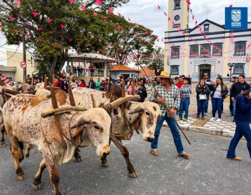 Foto - Chegada da Paçoca emociona Nazaré Paulista com fé, tradição e música no início da Festa do Divino 2025