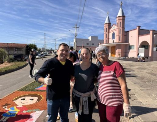 Foto - Paróquia Santa Rita: Nazaré Paulista celebra Corpus Christi com tradicional confecção de tapetes