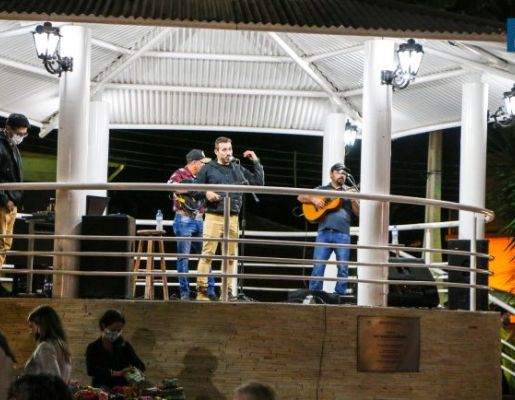 Foto - Tony Viola & Fábio Reis realizam grande apresentação na praça da Igreja matriz