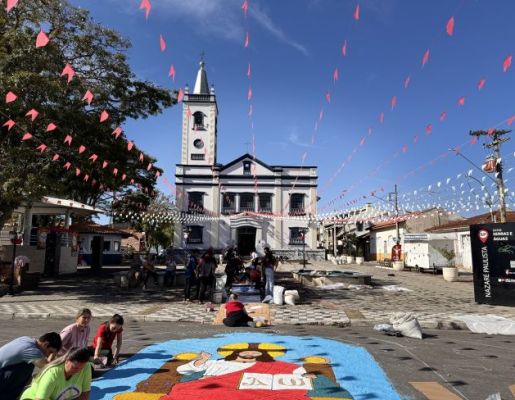 Foto - Nazaré Paulista celebra Corpus Christi com tradicional confecção de tapetes