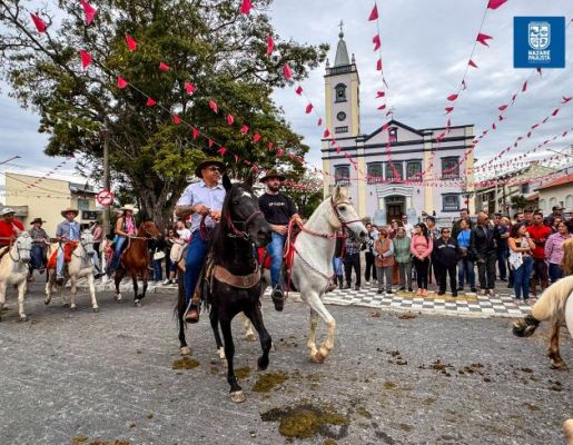Foto - Chegada da Paçoca emociona Nazaré Paulista com fé, tradição e música no início da Festa do Divino 2025
