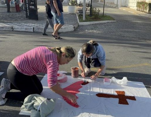 Foto - Nazaré Paulista celebra Corpus Christi com tradicional confecção de tapetes