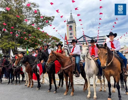 Foto - Chegada da Paçoca emociona Nazaré Paulista com fé, tradição e música no início da Festa do Divino 2025