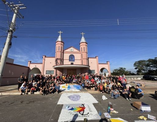 Foto - Paróquia Santa Rita: Nazaré Paulista celebra Corpus Christi com tradicional confecção de tapetes
