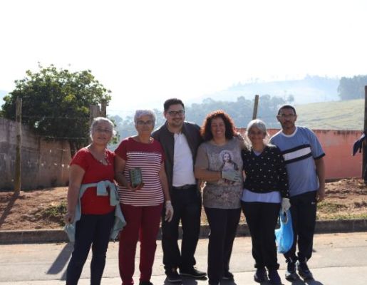 Foto - Paróquia Santa Rita: Nazaré Paulista celebra Corpus Christi com tradicional confecção de tapetes
