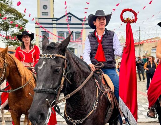 Foto - Chegada da Paçoca emociona Nazaré Paulista com fé, tradição e música no início da Festa do Divino 2025