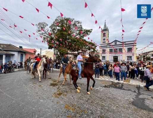 Foto - Chegada da Paçoca emociona Nazaré Paulista com fé, tradição e música no início da Festa do Divino 2025