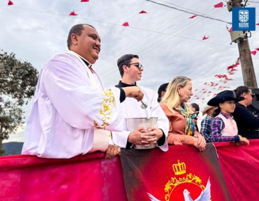 Foto - Chegada da Paçoca emociona Nazaré Paulista com fé, tradição e música no início da Festa do Divino 2025