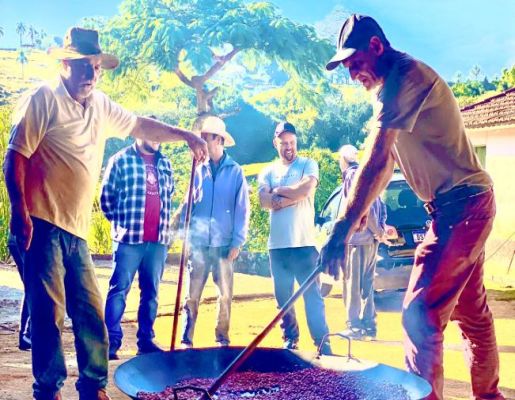 Festeiros e comunidade realizam a torra do amendoim para a tradicional Festa do Divino Espírito Santo 2024 em Nazaré Paulista