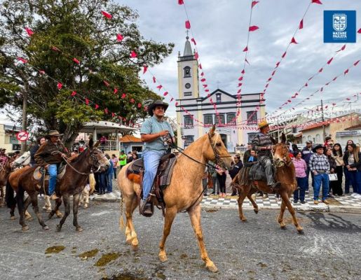 Foto - Chegada da Paçoca emociona Nazaré Paulista com fé, tradição e música no início da Festa do Divino 2025