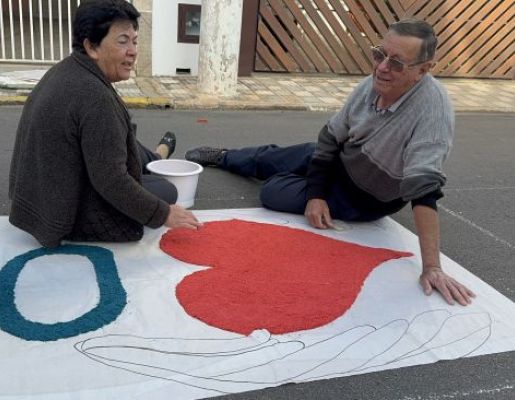 Foto - Nazaré Paulista celebra Corpus Christi com tradicional confecção de tapetes