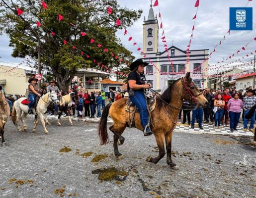 Foto - Chegada da Paçoca emociona Nazaré Paulista com fé, tradição e música no início da Festa do Divino 2025