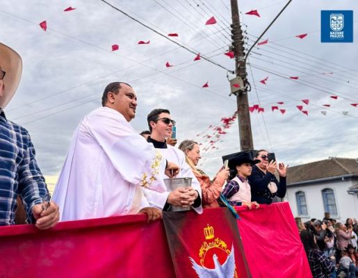 Foto - Chegada da Paçoca emociona Nazaré Paulista com fé, tradição e música no início da Festa do Divino 2025