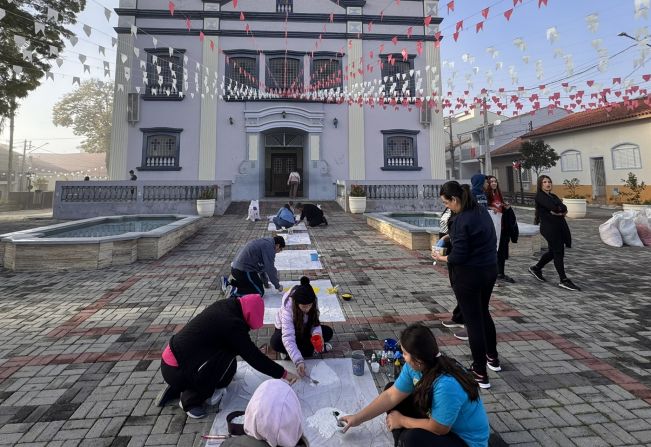 Nazaré Paulista celebra Corpus Christi com tradicional confecção de tapetes