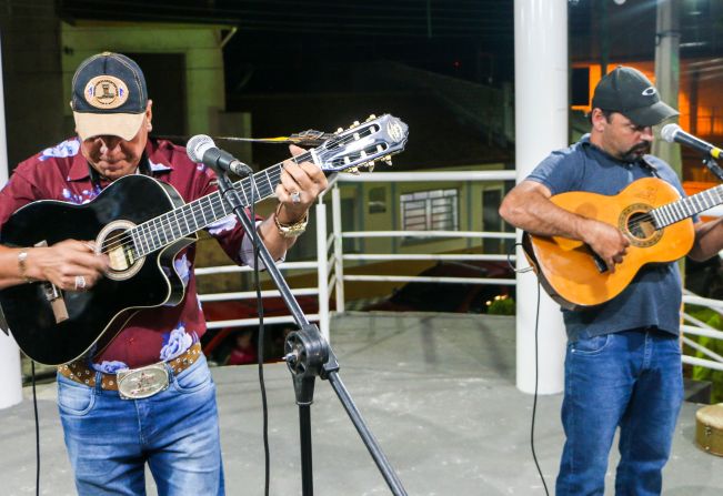 Tony Viola & Fábio Reis realizam grande apresentação na praça da Igreja matriz