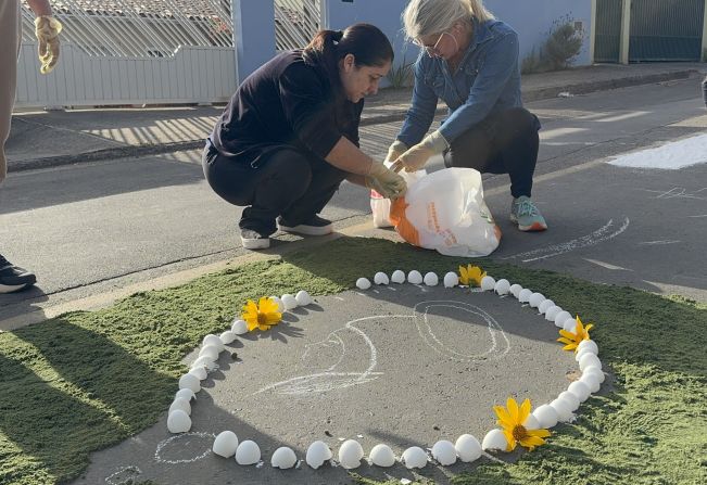 Paróquia Santa Rita: Nazaré Paulista celebra Corpus Christi com tradicional confecção de tapetes